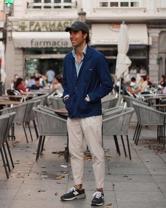 40 Jährige: Blaue Jacke kombinieren – 172 Casual Herren Outfits: Kombinieren Sie eine blaue Jacke mit einer hellbeige Chinohose, wenn Sie einen gepflegten und stylischen Look wollen. Wenn Sie nicht durch und durch formal auftreten möchten, vervollständigen Sie Ihr Outfit mit dunkelblauen und weißen Sportschuhen.