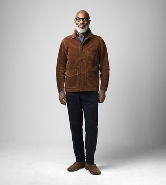 Braune Shirtjacke aus Cord kombinieren – 114 Herren Outfits: Kombinieren Sie eine braune Shirtjacke aus Cord mit einer schwarzen Chinohose für einen für die Arbeit geeigneten Look. Vervollständigen Sie Ihr Look mit braunen Chukka-Stiefeln aus Wildleder.