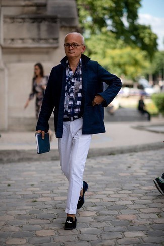 50 Jährige: Weiße Hose kombinieren – 498 Herren Outfits: Kombinieren Sie eine dunkelblaue Shirtjacke mit einer weißen Hose für Drinks nach der Arbeit. Fühlen Sie sich mutig? Wählen Sie dunkelblauen bestickten Samt Slipper.