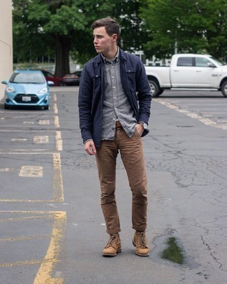 Braune Chinohose kombinieren – 500+ Smart-Casual Herren Outfits: Die Paarung aus einer dunkelblauen Shirtjacke und einer braunen Chinohose ist eine großartige Wahl für einen Tag im Büro. Eine beige Lederfreizeitstiefel sind eine kluge Wahl, um dieses Outfit zu vervollständigen.