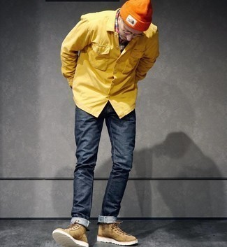 Orange Mütze kombinieren – 349 Herren Outfits: Für ein bequemes Couch-Outfit, tragen Sie eine senf Shirtjacke und eine orange Mütze. Eine beige Wildlederfreizeitstiefel sind eine einfache Möglichkeit, Ihren Look aufzuwerten.