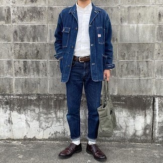 Smart-Casual Outfits Herren 2021: Paaren Sie eine dunkelblaue Shirtjacke aus Jeans mit dunkelblauen Jeans für ein sonntägliches Mittagessen mit Freunden. Fühlen Sie sich ideenreich? Vervollständigen Sie Ihr Outfit mit dunkelroten Leder Derby Schuhen.