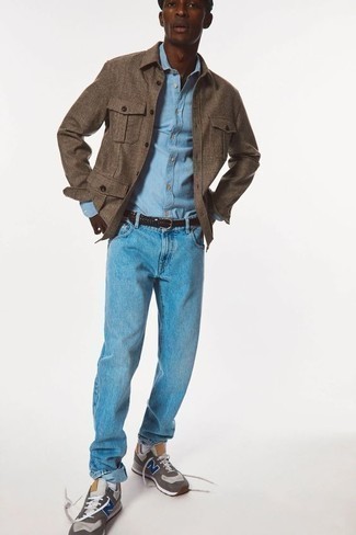 braune Wollshirtjacke mit Schottenmuster, hellblaues Chambray Langarmhemd, hellblaue Jeans, graue Sportschuhe für Herren