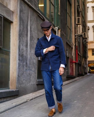 Dunkelblaue Wollshirtjacke kombinieren – 81 Herren Outfits: Kombinieren Sie eine dunkelblaue Wollshirtjacke mit blauen Jeans für ein sonntägliches Mittagessen mit Freunden. Entscheiden Sie sich für rotbraunen Wildleder Slipper, um Ihr Modebewusstsein zu zeigen.