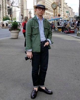 Welche Slipper mit olivgrüner Shirtjacke zu tragen – 54 Smart-Casual Herbst Herren Outfits: Kombinieren Sie eine olivgrüne Shirtjacke mit dunkelblauen Jeans für ein Alltagsoutfit, das Charakter und Persönlichkeit ausstrahlt. Fühlen Sie sich ideenreich? Komplettieren Sie Ihr Outfit mit Slippern. Schon ergibt sich ein schöner Übergangs-Look.