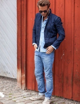 Dunkelblaue Shirtjacke kombinieren – 500+ Herren Outfits: Kombinieren Sie eine dunkelblaue Shirtjacke mit hellblauen Jeans für ein Alltagsoutfit, das Charakter und Persönlichkeit ausstrahlt. Fühlen Sie sich ideenreich? Komplettieren Sie Ihr Outfit mit hellbeige hohen Sneakers aus Segeltuch.