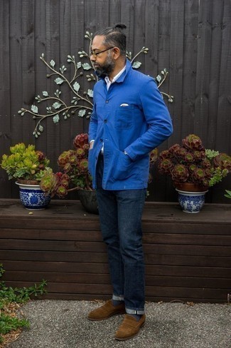 Braune Wildleder Slipper kombinieren – 500+ Herren Outfits: Kombinieren Sie eine blaue Shirtjacke mit dunkelblauen Jeans für einen bequemen Alltags-Look. Fühlen Sie sich mutig? Entscheiden Sie sich für braunen Wildleder Slipper.