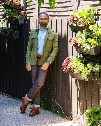 Dunkeltürkise Shirtjacke kombinieren – 500+ Smart-Casual Herren Outfits: Tragen Sie eine dunkeltürkise Shirtjacke und braunen Jeans für einen bequemen Alltags-Look. Vervollständigen Sie Ihr Look mit braunen Chukka-Stiefeln aus Leder.
