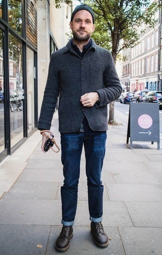 Graue Shirtjacke kombinieren – 355 Herren Outfits: Kombinieren Sie eine graue Shirtjacke mit dunkelblauen Jeans, um einen lockeren, aber dennoch stylischen Look zu erhalten. Eine dunkelbraune Lederfreizeitstiefel sind eine kluge Wahl, um dieses Outfit zu vervollständigen.