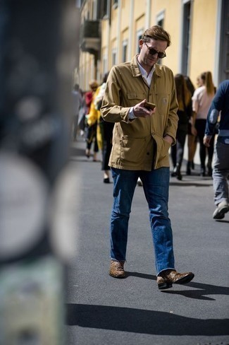 Wie weißes Langarmhemd mit blauer Jeans zu kombinieren – 500+ Herren Outfits warm Wetter: Kombinieren Sie ein weißes Langarmhemd mit blauen Jeans für ein Alltagsoutfit, das Charakter und Persönlichkeit ausstrahlt. Komplettieren Sie Ihr Outfit mit braunen Chelsea Boots aus Wildleder, um Ihr Modebewusstsein zu zeigen.