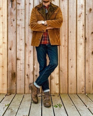 30 Jährige: Wie rotbraune Shirtjacke aus Cord mit dunkelblauer Jeans zu kombinieren – 12 Herren Outfits: Vereinigen Sie eine rotbraune Shirtjacke aus Cord mit dunkelblauen Jeans für ein Alltagsoutfit, das Charakter und Persönlichkeit ausstrahlt. Eine braune Lederfreizeitstiefel sind eine kluge Wahl, um dieses Outfit zu vervollständigen.