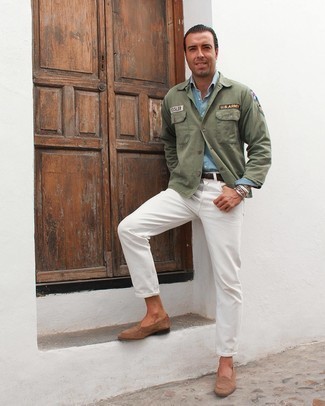 Welche Slipper mit weißer Jeans zu tragen – 341 Herren Outfits: Entscheiden Sie sich für eine olivgrüne bestickte Shirtjacke und weißen Jeans für einen bequemen Alltags-Look. Fügen Sie Slipper für ein unmittelbares Style-Upgrade zu Ihrem Look hinzu.
