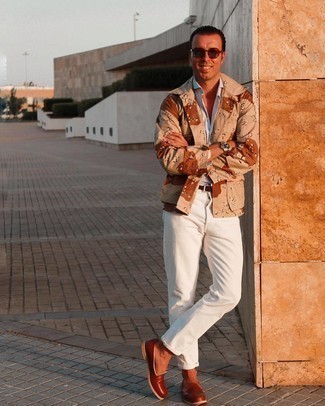 Welche Slipper mit weißer Jeans zu tragen – 341 Herren Outfits: Vereinigen Sie eine beige Camouflage Shirtjacke mit weißen Jeans für ein großartiges Wochenend-Outfit. Fühlen Sie sich mutig? Vervollständigen Sie Ihr Outfit mit Slippern.