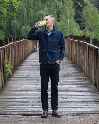Dunkelblaue Shirtjacke kombinieren – 500+ Smart-Casual Herren Outfits: Kombinieren Sie eine dunkelblaue Shirtjacke mit schwarzen Jeans für ein bequemes Outfit, das außerdem gut zusammen passt. Dieses Outfit passt hervorragend zusammen mit dunkelbraunen Leder Bootsschuhen.