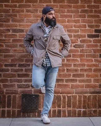 Braune Shirtjacke kombinieren – 500+ Herren Outfits: Kombinieren Sie eine braune Shirtjacke mit hellblauen Jeans für ein bequemes Outfit, das außerdem gut zusammen passt. Suchen Sie nach leichtem Schuhwerk? Wählen Sie grauen Wildleder niedrige Sneakers für den Tag.