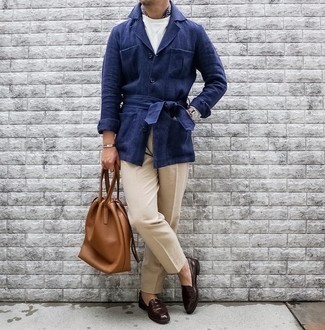 Welche Slipper mit hellbeige Anzughose zu tragen – 500+ Herren Outfits: Entscheiden Sie sich für eine dunkelblaue Leinen Shirtjacke und eine hellbeige Anzughose, um vor Klasse und Perfektion zu strotzen. Ergänzen Sie Ihr Look mit Slippern.