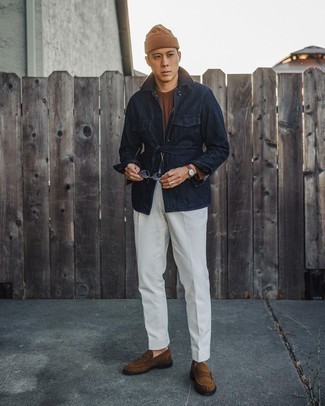 Braune Mütze kombinieren – 185 Herren Outfits: Für ein bequemes Couch-Outfit, kombinieren Sie eine dunkelblaue Shirtjacke aus Jeans mit einer braunen Mütze. Setzen Sie bei den Schuhen auf die klassische Variante mit dunkelbraunen Wildleder Slippern.