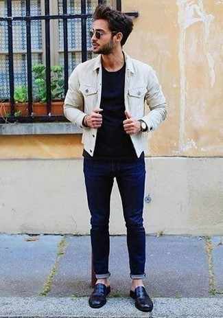 Welche Jeans mit dunkelblauer Slipper zu tragen – 78 Herren Outfits warm Wetter: Vereinigen Sie eine weiße Shirtjacke mit Jeans für ein großartiges Wochenend-Outfit. Komplettieren Sie Ihr Outfit mit dunkelblauen Slippern, um Ihr Modebewusstsein zu zeigen.