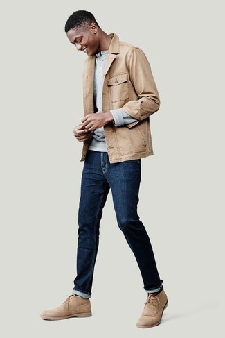 Beige Shirtjacke kombinieren – 500+ Herren Outfits: Tragen Sie eine beige Shirtjacke und dunkelblauen Jeans für ein großartiges Wochenend-Outfit. Beige Chukka-Stiefel aus Wildleder sind eine perfekte Wahl, um dieses Outfit zu vervollständigen.