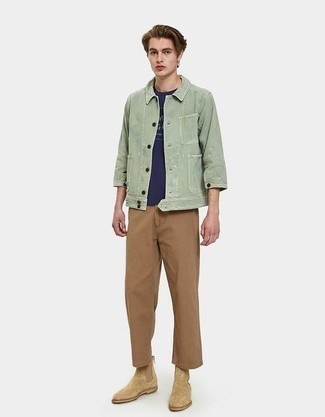 Mintgrüne Shirtjacke kombinieren – 71 Herren Outfits: Paaren Sie eine mintgrüne Shirtjacke mit einer rotbraunen Chinohose, um einen eleganten, aber nicht zu festlichen Look zu kreieren. Wählen Sie beige Chelsea Boots aus Wildleder, um Ihr Modebewusstsein zu zeigen.