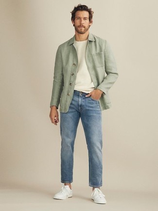 Wie grüne Shirtjacke mit weißer Segeltuch niedriger Sneakers zu kombinieren – 5 Casual Herren Outfits: Entscheiden Sie sich für eine grüne Shirtjacke und blauen Jeans für ein großartiges Wochenend-Outfit. Wählen Sie die legere Option mit weißen Segeltuch niedrigen Sneakers.