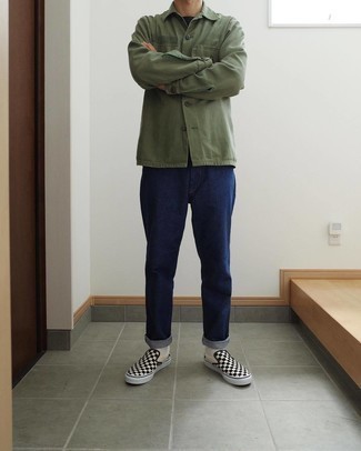 30 Jährige: Schwarze Slip-On Sneakers aus Segeltuch kombinieren – 154 Herren Outfits: Entscheiden Sie sich für eine olivgrüne Shirtjacke und dunkelblauen Jeans für ein bequemes Outfit, das außerdem gut zusammen passt. Schwarze Slip-On Sneakers aus Segeltuch sind eine ideale Wahl, um dieses Outfit zu vervollständigen.