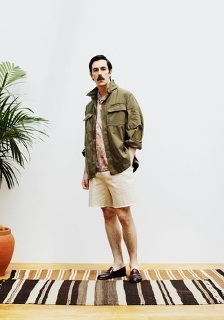 Herren Outfits 2022: Kombinieren Sie eine olivgrüne Shirtjacke mit hellbeige Jeansshorts für ein großartiges Wochenend-Outfit. Setzen Sie bei den Schuhen auf die klassische Variante mit dunkelbraunen Leder Slippern.