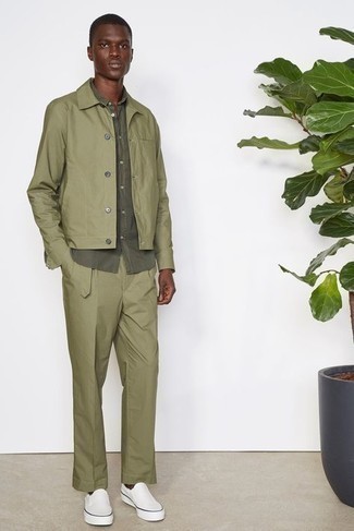 Welche Chinohosen mit olivgrüner Shirtjacke zu tragen – 224 Smart-Casual Herren Outfits warm Wetter: Kombinieren Sie eine olivgrüne Shirtjacke mit einer Chinohose, um einen eleganten, aber nicht zu festlichen Look zu kreieren. Weiße Segeltuch niedrige Sneakers leihen Originalität zu einem klassischen Look.