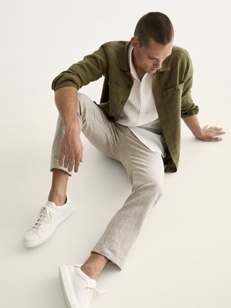 Wie graue Chinohose mit weißer Leder niedriger Sneakers zu kombinieren – 214 Frühling Herren Outfits: Kombinieren Sie eine olivgrüne Shirtjacke mit einer grauen Chinohose für Ihren Bürojob. Suchen Sie nach leichtem Schuhwerk? Vervollständigen Sie Ihr Outfit mit weißen Leder niedrigen Sneakers für den Tag. Dieses Outfit ist perfekt für den Frühling.
