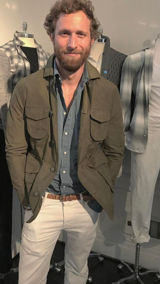 Graues Langarmhemd kombinieren – 500+ Herren Outfits: Entscheiden Sie sich für ein graues Langarmhemd und weißen Jeans für ein Alltagsoutfit, das Charakter und Persönlichkeit ausstrahlt.