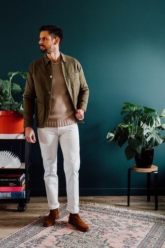 Wie Pullover mit einem Rundhalsausschnitt mit Shirtjacke zu kombinieren – 269 Smart-Casual Herren Outfits: Kombinieren Sie eine Shirtjacke mit einem Pullover mit einem Rundhalsausschnitt für Ihren Bürojob. Braune Chelsea Boots aus Wildleder bringen Eleganz zu einem ansonsten schlichten Look.