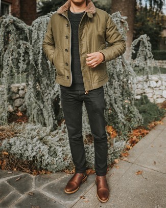 30 Jährige: Wie schwarze Hose mit brauner Schuhe zu kombinieren – 500+ Herren Outfits warm Wetter: Kombinieren Sie eine olivgrüne Shirtjacke mit einer schwarzen Hose für ein bequemes Outfit, das außerdem gut zusammen passt. Fühlen Sie sich mutig? Vervollständigen Sie Ihr Outfit mit braunen Chelsea Boots aus Leder.