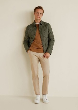Dunkelgrüne Shirtjacke kombinieren – 500+ Herren Outfits: Vereinigen Sie eine dunkelgrüne Shirtjacke mit einer beige Chinohose für ein Alltagsoutfit, das Charakter und Persönlichkeit ausstrahlt. Weiße Segeltuch niedrige Sneakers liefern einen wunderschönen Kontrast zu dem Rest des Looks.