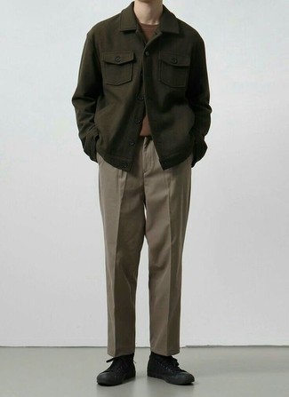 Braune Chinohose kombinieren – 500+ Casual Herren Outfits: Kombinieren Sie eine olivgrüne Shirtjacke mit einer braunen Chinohose für Ihren Bürojob. Warum kombinieren Sie Ihr Outfit für einen legereren Auftritt nicht mal mit schwarzen hohen Sneakers aus Segeltuch?