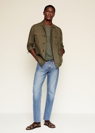 Hellblaue Jeans kombinieren – 500+ Lässige Herren Outfits: Vereinigen Sie eine olivgrüne Leinen Shirtjacke mit hellblauen Jeans für ein sonntägliches Mittagessen mit Freunden. Fühlen Sie sich ideenreich? Ergänzen Sie Ihr Outfit mit dunkelbraunen Ledersandalen.