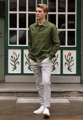 Welche Chinohosen mit olivgrüner Shirtjacke zu tragen – 237 Casual Herren Outfits: Kombinieren Sie eine olivgrüne Shirtjacke mit einer Chinohose für Drinks nach der Arbeit. Suchen Sie nach leichtem Schuhwerk? Komplettieren Sie Ihr Outfit mit weißen Leder niedrigen Sneakers für den Tag.