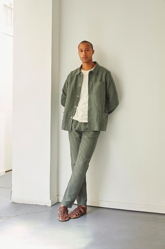 Braune Ledersandalen kombinieren – 217 Herren Outfits: Entscheiden Sie sich für eine olivgrüne Shirtjacke und eine olivgrüne Chinohose, um einen eleganten, aber nicht zu festlichen Look zu kreieren. Fühlen Sie sich ideenreich? Wählen Sie braunen Ledersandalen.