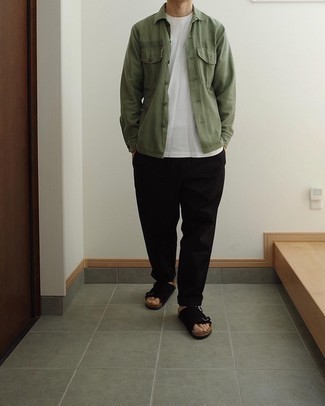 30 Jährige: Schwarze Chinohose kombinieren – 500+ Sommer Herren Outfits: Tragen Sie eine olivgrüne Shirtjacke und eine schwarze Chinohose, um einen modischen Freizeitlook zu kreieren. Wählen Sie die legere Option mit schwarzen Wildledersandalen. Das Outfit ist im Sommer ideal.