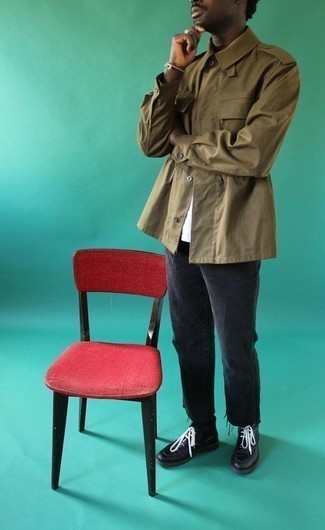 30 Jährige: Olivgrüne Shirtjacke kombinieren – 285 Frühling Herren Outfits: Erwägen Sie das Tragen von einer olivgrünen Shirtjacke und dunkelgrauen Jeans für ein Alltagsoutfit, das Charakter und Persönlichkeit ausstrahlt. Eine schwarze Lederfreizeitstiefel sind eine kluge Wahl, um dieses Outfit zu vervollständigen. Schon mal so einen stylischen Übergangs-Outfit gesehen?