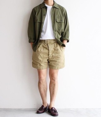 Olivgrüne Shirtjacke kombinieren – 60 Sommer Herren Outfits: Vereinigen Sie eine olivgrüne Shirtjacke mit beige Shorts für ein großartiges Wochenend-Outfit. Dunkelrote Leder Slipper mit Quasten bringen Eleganz zu einem ansonsten schlichten Look. Das Outfit ist im Sommer ideal.