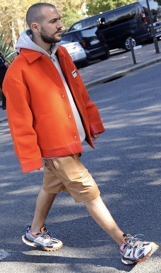 Herren Outfits 2022: Kombinieren Sie eine orange Shirtjacke mit beige Ledershorts für ein Alltagsoutfit, das Charakter und Persönlichkeit ausstrahlt. Fühlen Sie sich mutig? Vervollständigen Sie Ihr Outfit mit mehrfarbigen Sportschuhen.