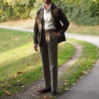 Welche Slipper mit beige Anzughose zu tragen – 500+ Elegante Herren Outfits: Kombinieren Sie eine braune Shirtjacke mit einer beige Anzughose, um vor Klasse und Perfektion zu strotzen. Ergänzen Sie Ihr Look mit Slippern.