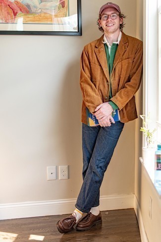 20 Jährige: Wie braune Shirtjacke mit dunkelblauer Jeans zu kombinieren – 7 Frühling Herren Outfits: Kombinieren Sie eine braune Shirtjacke mit dunkelblauen Jeans für einen bequemen Alltags-Look. Dunkelbraune Chukka-Stiefel aus Leder fügen sich nahtlos in einer Vielzahl von Outfits ein. Ein super Look für die Übergangszeit.