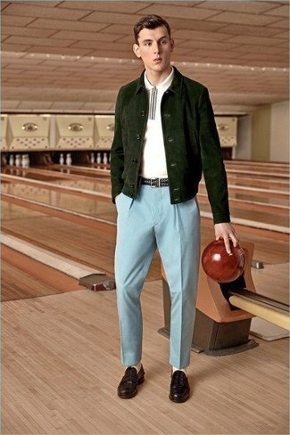 Dunkelgrüne Shirtjacke aus Wildleder kombinieren – 26 Herren Outfits: Kombinieren Sie eine dunkelgrüne Shirtjacke aus Wildleder mit einer hellblauen Anzughose für einen stilvollen, eleganten Look. Dunkelrote Leder Slipper sind eine gute Wahl, um dieses Outfit zu vervollständigen.