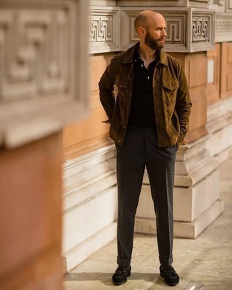 Dunkelbraune Shirtjacke kombinieren – 500+ Herren Outfits: Kombinieren Sie eine dunkelbraune Shirtjacke mit einer dunkelgrauen Wollanzughose für eine klassischen und verfeinerte Silhouette. Ergänzen Sie Ihr Look mit schwarzen Wildleder Slippern mit Quasten.