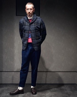 Graue Wollshirtjacke kombinieren – 89 Herren Outfits: Kombinieren Sie eine graue Wollshirtjacke mit einer dunkelblauen Chinohose für einen bequemen Alltags-Look. Wählen Sie dunkelbraunen Leder Brogues, um Ihr Modebewusstsein zu zeigen.