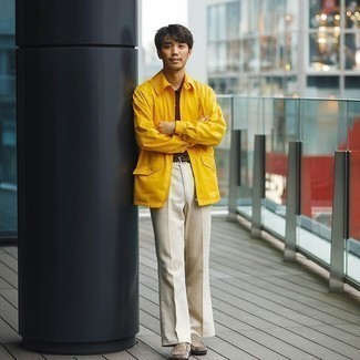 Gelbe Shirtjacke kombinieren – 99 Herren Outfits: Kombinieren Sie eine gelbe Shirtjacke mit einer hellbeige Chinohose, wenn Sie einen gepflegten und stylischen Look wollen. Fügen Sie hellbeige Segeltuch Slipper für ein unmittelbares Style-Upgrade zu Ihrem Look hinzu.