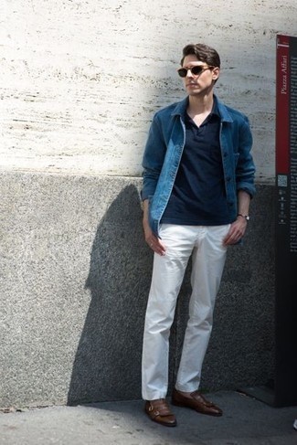 Wie dunkelblaue Shirtjacke aus Jeans mit weißer Chinohose zu kombinieren – 5 Frühling Herren Outfits: Kombinieren Sie eine dunkelblaue Shirtjacke aus Jeans mit einer weißen Chinohose für einen für die Arbeit geeigneten Look. Fühlen Sie sich mutig? Ergänzen Sie Ihr Outfit mit braunen Leder Slippern mit Fransen. Der Look ist der pure Frühling.