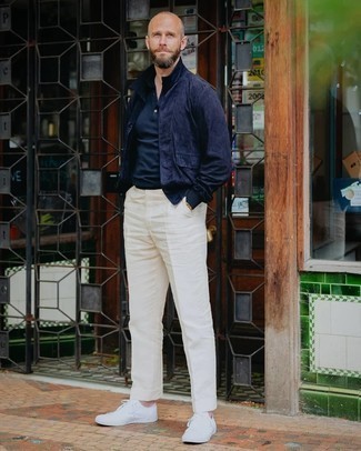Hellbeige Chinohose kombinieren – 500+ Casual Herren Outfits: Kombinieren Sie eine dunkelblaue Shirtjacke mit einer hellbeige Chinohose für einen für die Arbeit geeigneten Look. Fühlen Sie sich mutig? Vervollständigen Sie Ihr Outfit mit weißen Segeltuch niedrigen Sneakers.