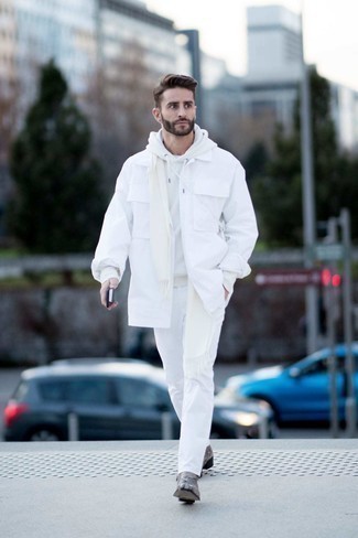 Schal kombinieren – 500+ Herren Outfits: Entscheiden Sie sich für eine weiße Shirtjacke und einen Schal für einen entspannten Wochenend-Look. Fühlen Sie sich mutig? Vervollständigen Sie Ihr Outfit mit grauen Chelsea Boots aus Leder.